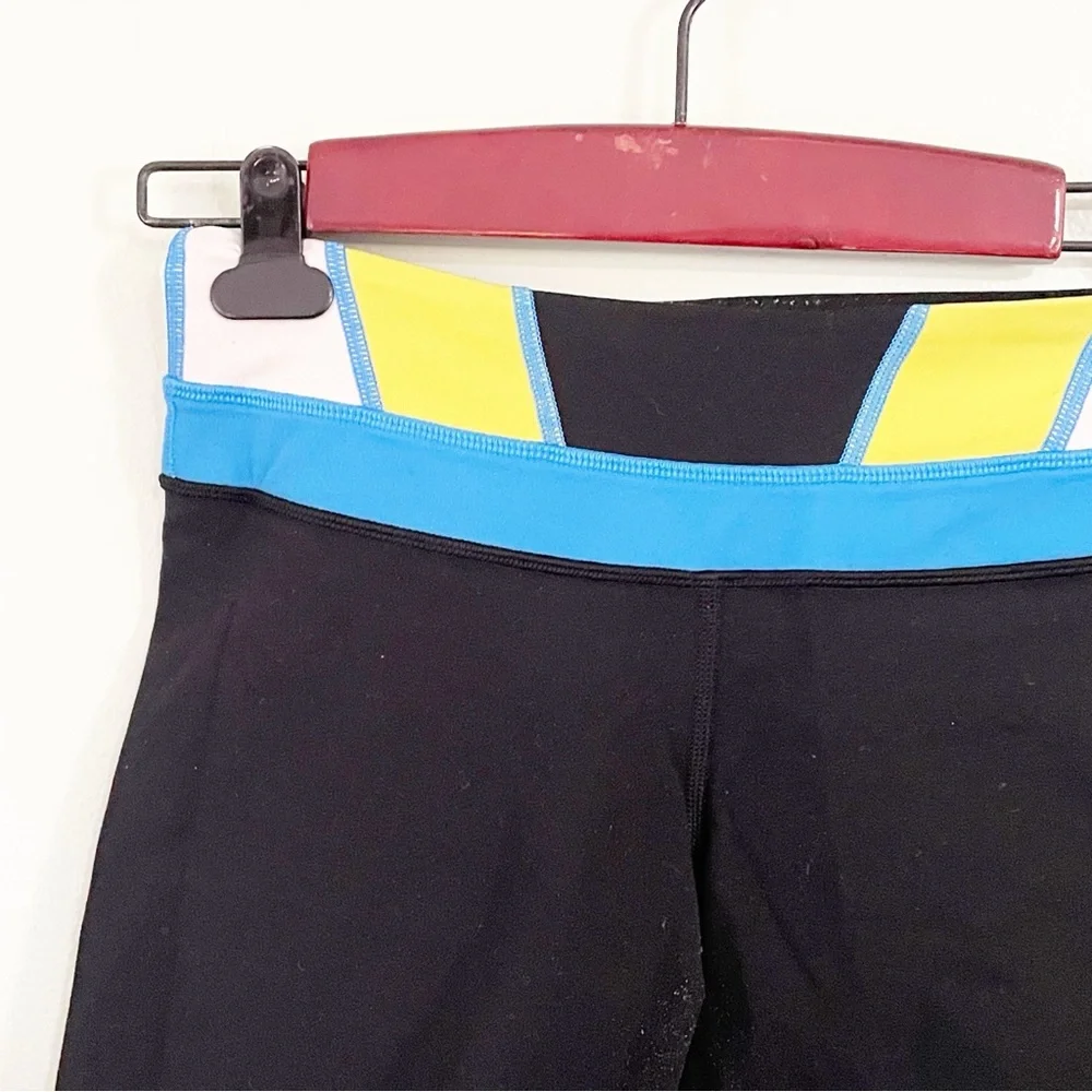 Lululemon Size‎ 6 Black Blue Trim Printed Reverse Groove Bike Shorts Athletic
